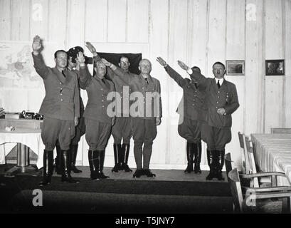 Eva Braun Sammlung (sedam) - NS-Führer Adolf Hitler mit Soldaten Ca. 1930s oder 1940s Stockfoto