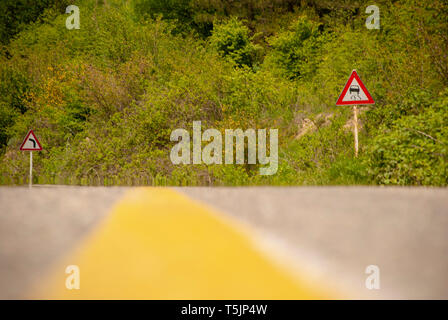 Schilder warnen im Dschungel Stockfoto