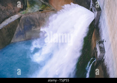 Massive Volumen Wasser fallen von dam Tore Stockfoto