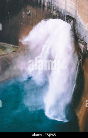 Massive Volumen Wasser fallen von dam Tore Stockfoto