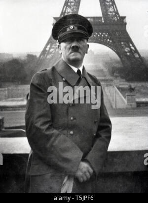 Eva Braun Sammlung (ossam) - Adolf Hitler vor dem Eiffelturm in Paris Ca. 1930s oder 1940s Stockfoto