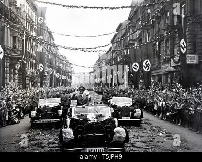 Eva Braun Sammlung (ossam) - Adolf Hitler Reiten in Auto winkenden während der Parade in seiner Ehre geworfen Ca. 1930s oder 1940s Stockfoto