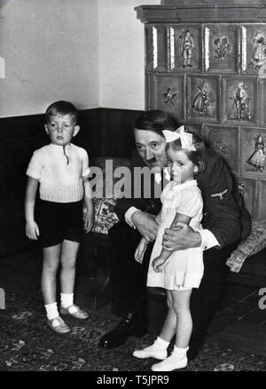 Eva Braun Sammlung (ossam) - Adolf Hitler mit zwei Kindern Ca. 1930s oder 1940s Stockfoto
