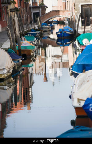 Blick von einem der Kanäle im Viertel Cannareggio in Venedig mit einem Vaporetto Landung Stockfoto