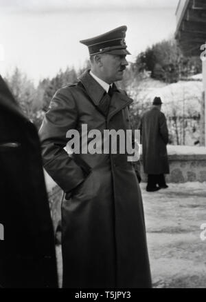 Eva Braun Sammlung (ossam) - Adolf Hitler tragen Fell draußen Ca. 1930s oder 1940s Stockfoto