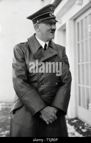 Eva Braun Sammlung (ossam) - Adolf Hitler tragen Fell draußen Ca. 1930s oder 1940s Stockfoto