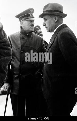 Eva Braun Sammlung (ossam) - Adolf Hitler mit Stock im Freien Ca. 1930s oder 1940s Stockfoto