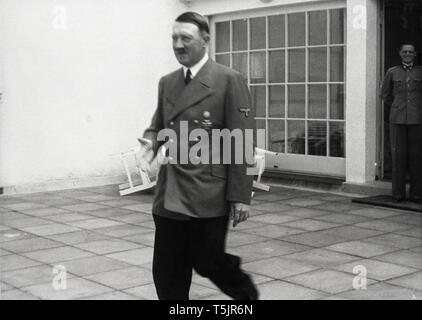 Eva Braun Sammlung (ossam) - Adolf Hitler zu Fuss bis jemand draußen begrüßen kann. 1930 s oder 1940 s Stockfoto