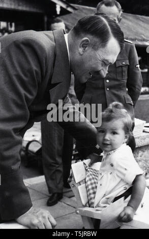 Eva Braun Sammlung (ossam) - Adolf Hitler und ein kleines Mädchen namens Uschi Schneider Ca. späten 1930er oder frühen 40er Jahren (Adolf Hitler und Urslula Schneider) Stockfoto