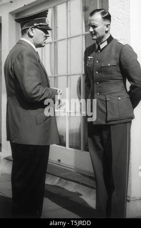 Eva Braun Sammlung (ossam) - Adolf Hitler im Gespräch mit Soldaten Ca. 1930s oder 1940s Stockfoto