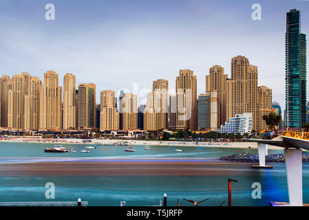 Dubai, Vereinigte Arabische Emirate - November 16, 2018: Panoramablick auf JBR, Jumeirah Beach Residence beliebte Reise vor Ort in Dubai ein Komplex von Strand Stockfoto