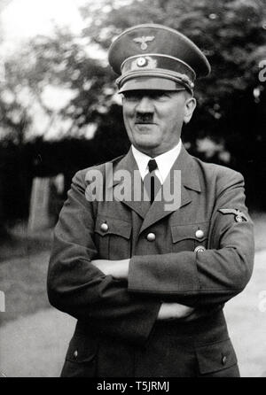 Eva Braun Sammlung (Devet) - Adolf Hitler stand draußen Ca. 1930s oder 1940s Stockfoto