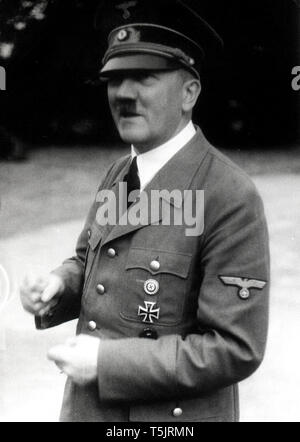 Eva Braun Sammlung (Devet) - Adolf Hitler stand draußen Ca. 1930s oder 1940s Stockfoto