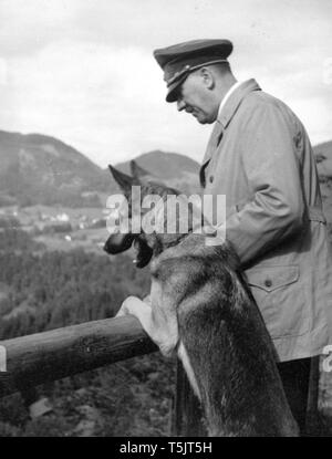 Eva Braun Sammlung (trinaest) - Adolf Hitler mit seinem Deutschen Schäferhund Ca. 1930s oder 1940s Stockfoto