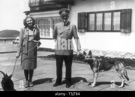 Eva Braun Sammlung (cetrnaest) - Eva Braun und Adolf Hitler und ihre Hunde Ca. 1930s oder 1940s Stockfoto