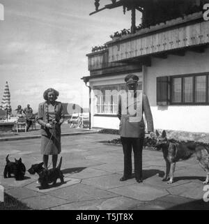 Eva Braun Sammlung (cetrnaest) - Eva Braun und Adolf Hitler und ihre Hunde Ca. 1930s oder 1940s Stockfoto