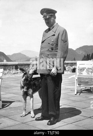 Eva Braun Sammlung (cetrnaest) - Adolf Hitler und seine deutschen Schäfer hund Ca. 1930s oder 1940s Stockfoto