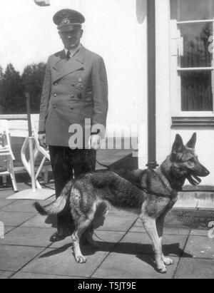 Eva Braun Sammlung (cetrnaest) - Adolf Hitler und seine deutschen Schäfer hund Ca. 1930s oder 1940s Stockfoto