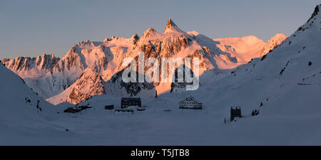 Schweiz, Großen Sankt Bernhard Pass, Pain de Sucre, Winterlandschaft in den Bergen in der Dämmerung Stockfoto