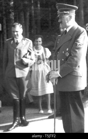 Eva Braun Sammlung (dvadvadaset) - Adolf Hitler und walking stick Ca. 1938 Stockfoto