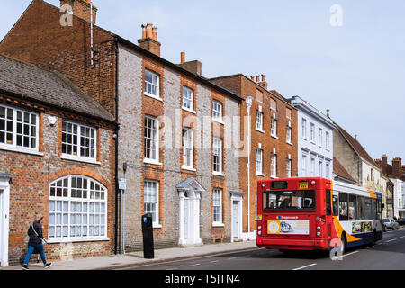 Ein Stagecoach Bus fährt entlang der West Street, Chichester, West Sussex, England, Großbritannien, Großbritannien Stockfoto