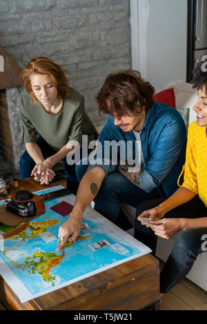 Freunde treffen Urlaub zu planen, Kontrolle Karte Stockfoto
