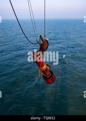 Abseilers rigging Equipment auf Offshore Plattform Stockfoto