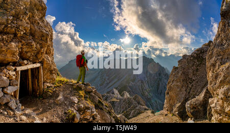 Italien, Venetien, Dolomiten, Alta Via Bepi Zac, Bergsteiger auf Costabella Berge bei Sonnenuntergang Stockfoto