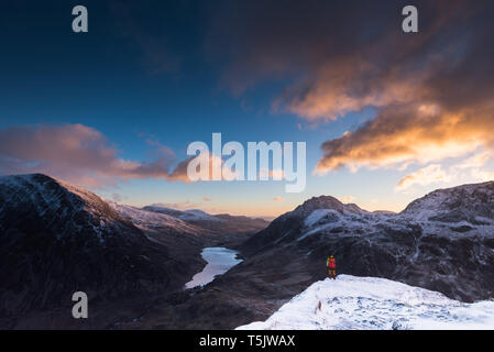 Bergsteiger über der Ogwen Valley, Snowdonia, Wales Stockfoto