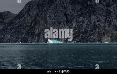 Grönland, Sermersooq, Kulusuk, Schweizerland Alpen, Eisberg im Wasser Stockfoto