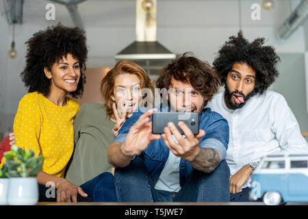 Freunde treffen Urlaub planen Stockfoto
