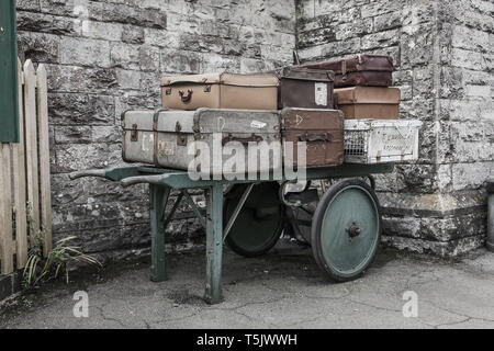 Vintage Retro Gepäck auf einem Britischen Bahnhof Trolley, Warten auf dem Dampfzug zu gelangen Stockfoto