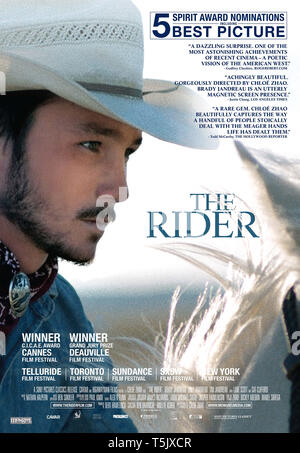 RELEASE DATE: April 13, 2018 TITEL: Der Reiter Studio: Sony Pictures Classics REGISSEUR: Chloe Zhao PLOT: Nach einem in der Nähe von schweren Kopfverletzungen, ein junger Cowboy verpflichtet sich, die Suche nach einer neuen Identität und was es bedeutet, ein Mann in den Heartland von Amerika zu sein. In den Hauptrollen: BRADY JANDREAU wie Brady Blackburn. (Bild: © Sony Pictures Classics/Entertainment Bilder) Stockfoto