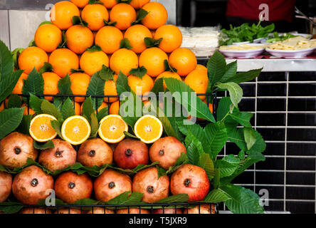 Stapel von frischen Orangen auf der Straße Saft shack, Istanbul, Türkei Stockfoto