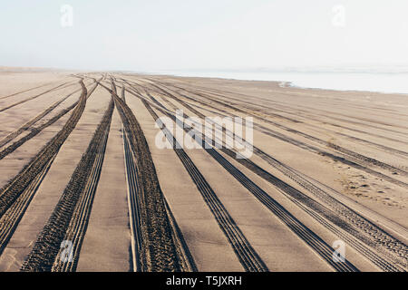 Spuren auf dem weichen Untergrund aus Sand am Strand. Stockfoto