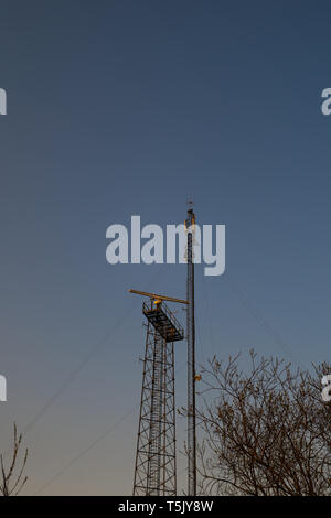 Küste Strand radar Säule bei einem Sonnenuntergang in europäischen Land Lettland Stockfoto