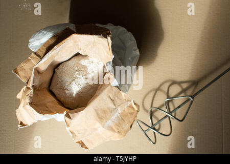 Vorbereitung für Bauarbeiten, Tasche mit Gips putty und bohren Mixer Stockfoto