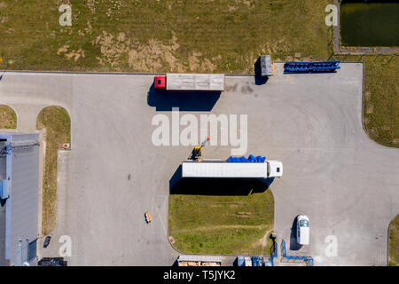 Luftaufnahme von Lkw und Anhängern. Distributionslogistik Gebäude Stockfoto
