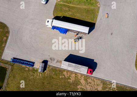 Luftaufnahme von Lkw und Anhängern. Distributionslogistik Gebäude Stockfoto