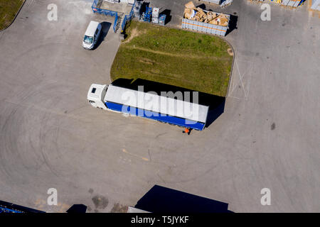 Luftaufnahme von Lkw und Anhängern. Distributionslogistik Gebäude Stockfoto