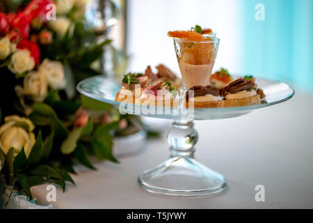 Glas Garnelen Salat und Sandwiches auf die Hochzeitstafel. Garnelen Salat und Sandwiches auf festliche Platte. Stockfoto