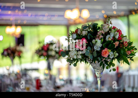Hochzeit Tischdekoration. Schönen Blumenstrauß in der Vase auf dem Tisch. Blumenstrauß, Einstellung auf dem festlich gedeckten Tisch im Restaurant. Stockfoto
