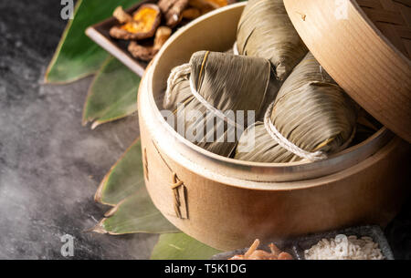 Zongzi, leckere frische heiße gedämpftem Reis Knödel in die Dampfeinheit ein. Close Up, Kopieren, berühmten asiatischen leckeres Essen in Drachenboot Festival duanwu Stockfoto