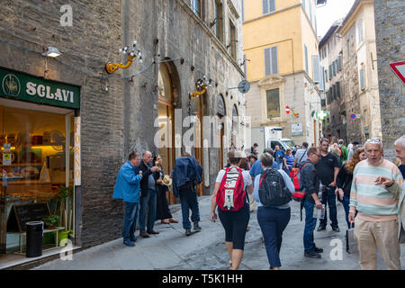 Siena Stadtzentrum und Touristen erkunden Sie die Gassen der mittelalterlichen Stadt, Siena, Toskana, Italien Stockfoto