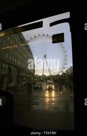 London, Großbritannien - 11 November, 2010: Blick auf das London Eye. Eine berühmte Touristenattraktion in einer Höhe von 443 m und das größte Riesenrad Europas. Stockfoto