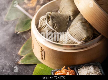 Zongzi, leckere frische heiße gedämpftem Reis Knödel in die Dampfeinheit ein. Close Up, Kopieren, berühmten asiatischen leckeres Essen in Drachenboot Festival duanwu Stockfoto