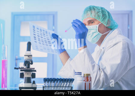 Wissenschaftler analizing DNA-Sequenz im modernen Labor Stockfoto