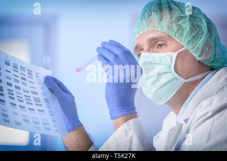 Wissenschaftler analizing DNA-Sequenz im modernen Labor Stockfoto