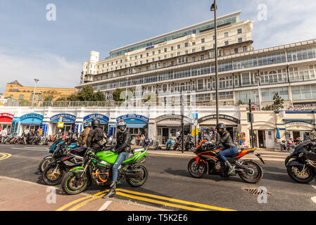 Motorräder und Fahrer, die bei der Southend Shakedown Motorradrallye in Southend on Sea, Essex, Großbritannien ankommen. Pier Arches Cafés und Park Inn Stockfoto