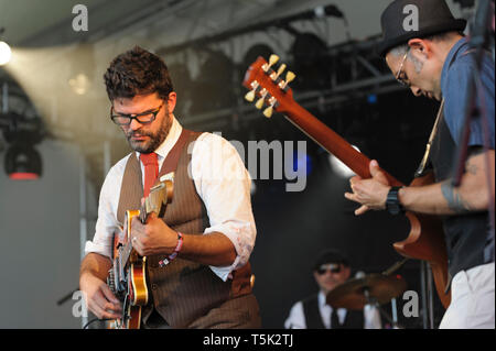 Singer/Songwriter zeichnete Gonsalves und Cesco Emmanuel von Kobo Town durchführen an den WOMAD-Festival, Charlton Park, UK, 26. Juli 2014. Stockfoto